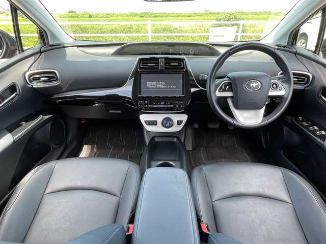 トヨタ プリウス S ツーリングセレクション 佐賀県 2017(平29)年 8.4万km アティチュードブラックマイカ 純正9型ナビゲーション「DSZT-YC4T」/・AM/FM/BT/CD/DVD/フルセグ/・バックカメラ/黒合皮シート/・前席シートヒーター/プッシュスタート/スマートキー/ETC/横滑り防止装置/LEDヘッドライト/純正フォグライト/純正17インチアルミホイール/純正フロアマット/純正ドアバイザー/スペアキー1本