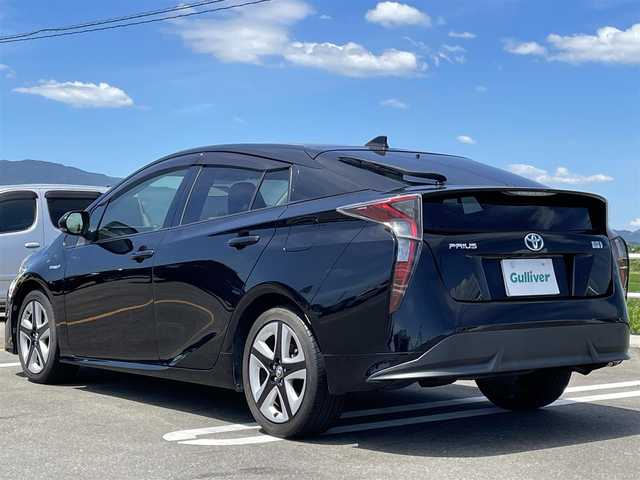 トヨタ プリウス S ツーリングセレクション 佐賀県 2017(平29)年 8.4万km アティチュードブラックマイカ 純正9型ナビゲーション「DSZT-YC4T」/・AM/FM/BT/CD/DVD/フルセグ/・バックカメラ/黒合皮シート/・前席シートヒーター/プッシュスタート/スマートキー/ETC/横滑り防止装置/LEDヘッドライト/純正フォグライト/純正17インチアルミホイール/純正フロアマット/純正ドアバイザー/スペアキー1本