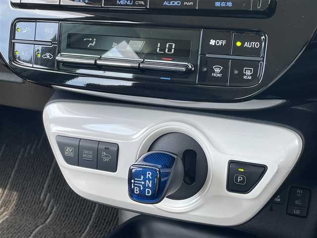 トヨタ プリウス S ツーリングセレクション 佐賀県 2017(平29)年 8.4万km アティチュードブラックマイカ 純正9型ナビゲーション「DSZT-YC4T」/・AM/FM/BT/CD/DVD/フルセグ/・バックカメラ/黒合皮シート/・前席シートヒーター/プッシュスタート/スマートキー/ETC/横滑り防止装置/LEDヘッドライト/純正フォグライト/純正17インチアルミホイール/純正フロアマット/純正ドアバイザー/スペアキー1本