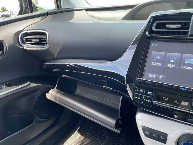 トヨタ プリウス S ツーリングセレクション 佐賀県 2017(平29)年 8.4万km アティチュードブラックマイカ 純正9型ナビゲーション「DSZT-YC4T」/・AM/FM/BT/CD/DVD/フルセグ/・バックカメラ/黒合皮シート/・前席シートヒーター/プッシュスタート/スマートキー/ETC/横滑り防止装置/LEDヘッドライト/純正フォグライト/純正17インチアルミホイール/純正フロアマット/純正ドアバイザー/スペアキー1本