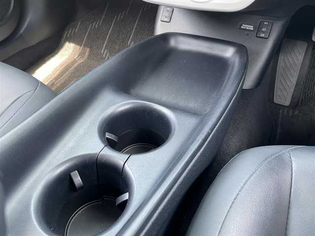 トヨタ プリウス S ツーリングセレクション 佐賀県 2017(平29)年 8.4万km アティチュードブラックマイカ 純正9型ナビゲーション「DSZT-YC4T」/・AM/FM/BT/CD/DVD/フルセグ/・バックカメラ/黒合皮シート/・前席シートヒーター/プッシュスタート/スマートキー/ETC/横滑り防止装置/LEDヘッドライト/純正フォグライト/純正17インチアルミホイール/純正フロアマット/純正ドアバイザー/スペアキー1本