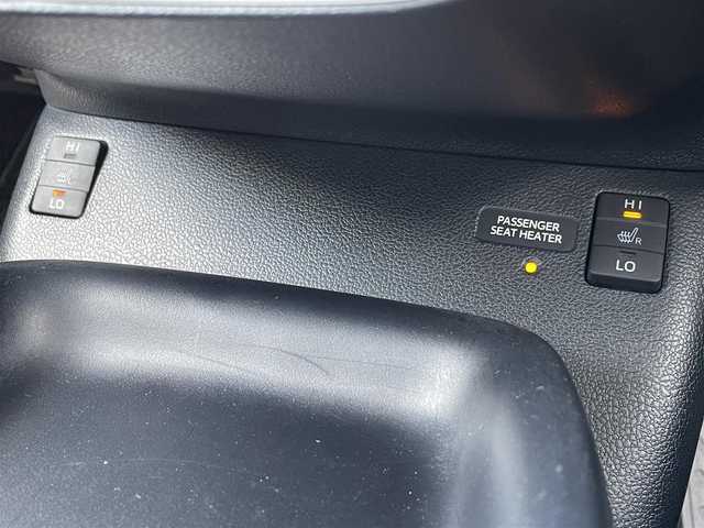 トヨタ プリウス S ツーリングセレクション 佐賀県 2017(平29)年 8.4万km アティチュードブラックマイカ 純正9型ナビゲーション「DSZT-YC4T」/・AM/FM/BT/CD/DVD/フルセグ/・バックカメラ/黒合皮シート/・前席シートヒーター/プッシュスタート/スマートキー/ETC/横滑り防止装置/LEDヘッドライト/純正フォグライト/純正17インチアルミホイール/純正フロアマット/純正ドアバイザー/スペアキー1本