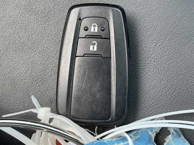 トヨタ プリウス S ツーリングセレクション 佐賀県 2017(平29)年 8.4万km アティチュードブラックマイカ 純正9型ナビゲーション「DSZT-YC4T」/・AM/FM/BT/CD/DVD/フルセグ/・バックカメラ/黒合皮シート/・前席シートヒーター/プッシュスタート/スマートキー/ETC/横滑り防止装置/LEDヘッドライト/純正フォグライト/純正17インチアルミホイール/純正フロアマット/純正ドアバイザー/スペアキー1本