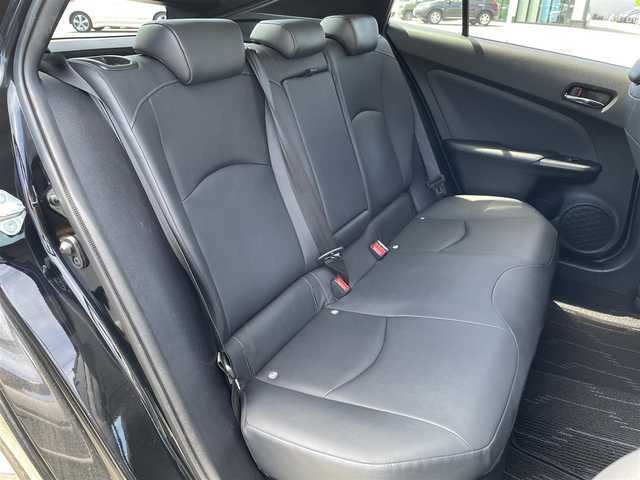 トヨタ プリウス S ツーリングセレクション 佐賀県 2017(平29)年 8.4万km アティチュードブラックマイカ 純正9型ナビゲーション「DSZT-YC4T」/・AM/FM/BT/CD/DVD/フルセグ/・バックカメラ/黒合皮シート/・前席シートヒーター/プッシュスタート/スマートキー/ETC/横滑り防止装置/LEDヘッドライト/純正フォグライト/純正17インチアルミホイール/純正フロアマット/純正ドアバイザー/スペアキー1本