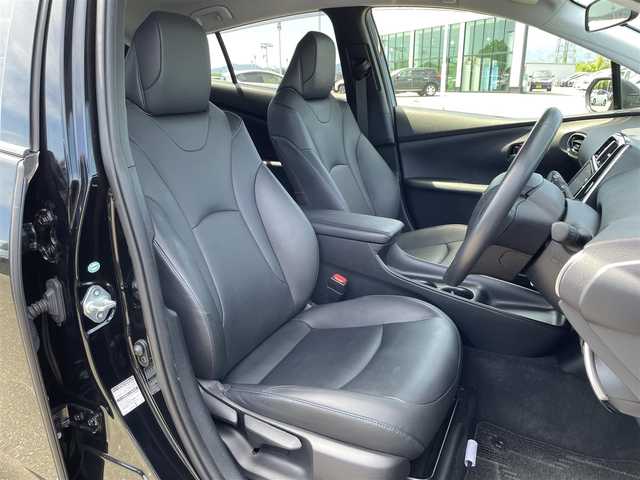 トヨタ プリウス S ツーリングセレクション 佐賀県 2017(平29)年 8.4万km アティチュードブラックマイカ 純正9型ナビゲーション「DSZT-YC4T」/・AM/FM/BT/CD/DVD/フルセグ/・バックカメラ/黒合皮シート/・前席シートヒーター/プッシュスタート/スマートキー/ETC/横滑り防止装置/LEDヘッドライト/純正フォグライト/純正17インチアルミホイール/純正フロアマット/純正ドアバイザー/スペアキー1本