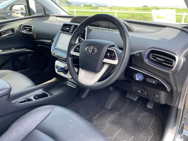 トヨタ プリウス S ツーリングセレクション 佐賀県 2017(平29)年 8.4万km アティチュードブラックマイカ 純正9型ナビゲーション「DSZT-YC4T」/・AM/FM/BT/CD/DVD/フルセグ/・バックカメラ/黒合皮シート/・前席シートヒーター/プッシュスタート/スマートキー/ETC/横滑り防止装置/LEDヘッドライト/純正フォグライト/純正17インチアルミホイール/純正フロアマット/純正ドアバイザー/スペアキー1本