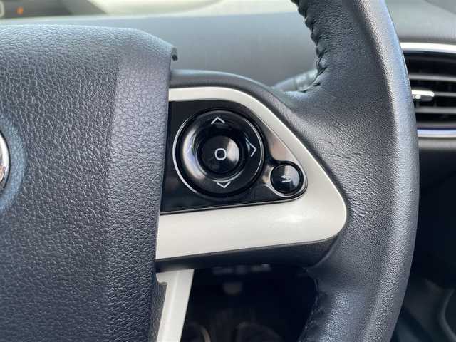 トヨタ プリウス S ツーリングセレクション 佐賀県 2017(平29)年 8.4万km アティチュードブラックマイカ 純正9型ナビゲーション「DSZT-YC4T」/・AM/FM/BT/CD/DVD/フルセグ/・バックカメラ/黒合皮シート/・前席シートヒーター/プッシュスタート/スマートキー/ETC/横滑り防止装置/LEDヘッドライト/純正フォグライト/純正17インチアルミホイール/純正フロアマット/純正ドアバイザー/スペアキー1本