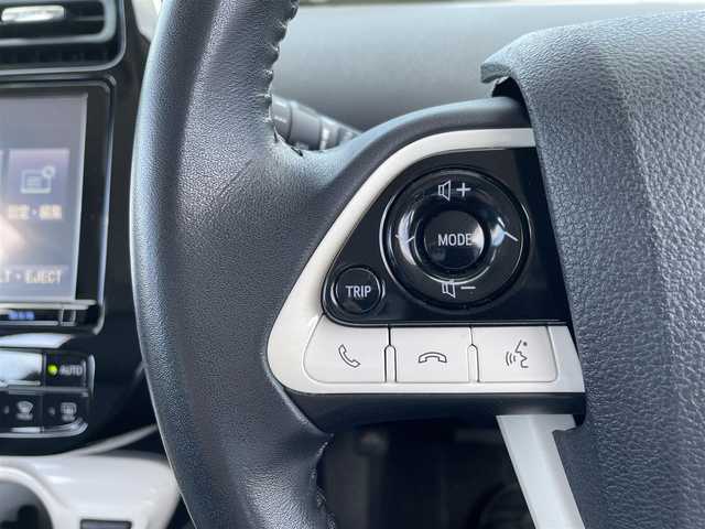 トヨタ プリウス S ツーリングセレクション 佐賀県 2017(平29)年 8.4万km アティチュードブラックマイカ 純正9型ナビゲーション「DSZT-YC4T」/・AM/FM/BT/CD/DVD/フルセグ/・バックカメラ/黒合皮シート/・前席シートヒーター/プッシュスタート/スマートキー/ETC/横滑り防止装置/LEDヘッドライト/純正フォグライト/純正17インチアルミホイール/純正フロアマット/純正ドアバイザー/スペアキー1本