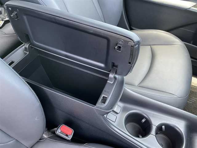 トヨタ プリウス S ツーリングセレクション 佐賀県 2017(平29)年 8.4万km アティチュードブラックマイカ 純正9型ナビゲーション「DSZT-YC4T」/・AM/FM/BT/CD/DVD/フルセグ/・バックカメラ/黒合皮シート/・前席シートヒーター/プッシュスタート/スマートキー/ETC/横滑り防止装置/LEDヘッドライト/純正フォグライト/純正17インチアルミホイール/純正フロアマット/純正ドアバイザー/スペアキー1本