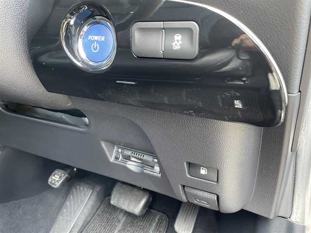 トヨタ プリウス S ツーリングセレクション 佐賀県 2017(平29)年 8.4万km アティチュードブラックマイカ 純正9型ナビゲーション「DSZT-YC4T」/・AM/FM/BT/CD/DVD/フルセグ/・バックカメラ/黒合皮シート/・前席シートヒーター/プッシュスタート/スマートキー/ETC/横滑り防止装置/LEDヘッドライト/純正フォグライト/純正17インチアルミホイール/純正フロアマット/純正ドアバイザー/スペアキー1本