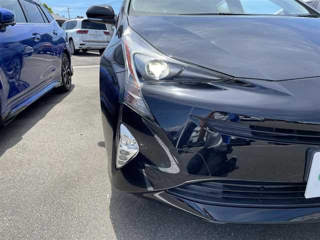 トヨタ プリウス S ツーリングセレクション 佐賀県 2017(平29)年 8.4万km アティチュードブラックマイカ 純正9型ナビゲーション「DSZT-YC4T」/・AM/FM/BT/CD/DVD/フルセグ/・バックカメラ/黒合皮シート/・前席シートヒーター/プッシュスタート/スマートキー/ETC/横滑り防止装置/LEDヘッドライト/純正フォグライト/純正17インチアルミホイール/純正フロアマット/純正ドアバイザー/スペアキー1本