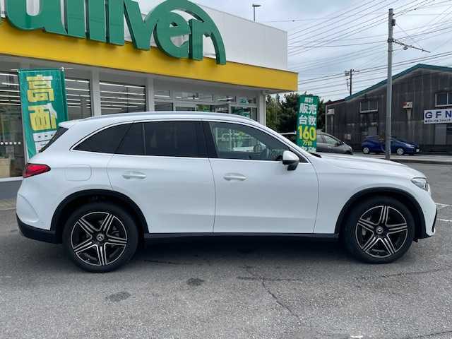 メルセデス・ベンツ Ｍ・ベンツ ＧＬＣ２２０ d 4マチック AMGライン 神奈川県 2024(令6)年 0.8万km 白 補記/・カラーコード885/・USB入力端子はタイプCのみ/アダプティブクルーズコントロール/安全機能装置/・エマージェンシーブレーキ/・レーンキープアシスト/・パーキングアシスト/・横滑り防止装置/全周囲モニター/コーナーセンサー/純正２０インチAW/純正ナビ/（AM・FM・フルセグTV・CD・SD・BT）/パワーシート/レザーシート/シートヒーター/ETC