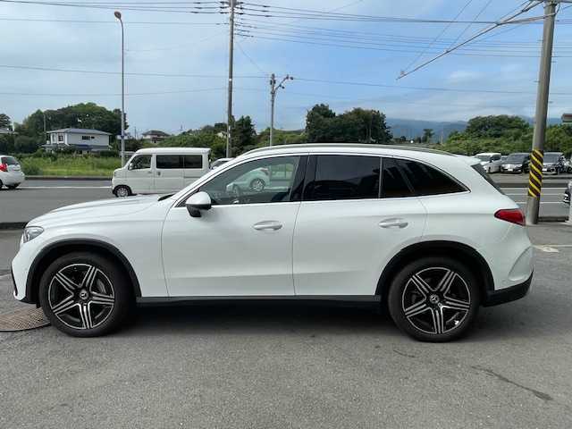 メルセデス・ベンツ Ｍ・ベンツ ＧＬＣ２２０ d 4マチック AMGライン 神奈川県 2024(令6)年 0.8万km 白 補記/・カラーコード885/・USB入力端子はタイプCのみ/アダプティブクルーズコントロール/安全機能装置/・エマージェンシーブレーキ/・レーンキープアシスト/・パーキングアシスト/・横滑り防止装置/全周囲モニター/コーナーセンサー/純正２０インチAW/純正ナビ/（AM・FM・フルセグTV・CD・SD・BT）/パワーシート/レザーシート/シートヒーター/ETC