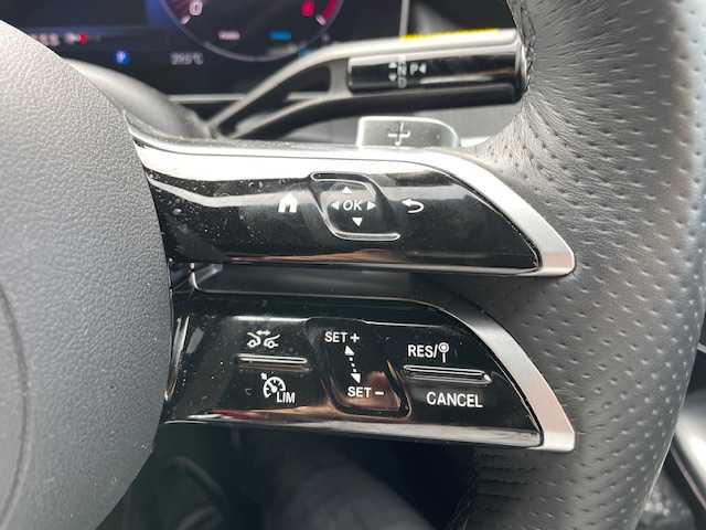 メルセデス・ベンツ Ｍ・ベンツ ＧＬＣ２２０ d 4マチック AMGライン 神奈川県 2024(令6)年 0.8万km 白 補記/・カラーコード885/・USB入力端子はタイプCのみ/アダプティブクルーズコントロール/安全機能装置/・エマージェンシーブレーキ/・レーンキープアシスト/・パーキングアシスト/・横滑り防止装置/全周囲モニター/コーナーセンサー/純正２０インチAW/純正ナビ/（AM・FM・フルセグTV・CD・SD・BT）/パワーシート/レザーシート/シートヒーター/ETC
