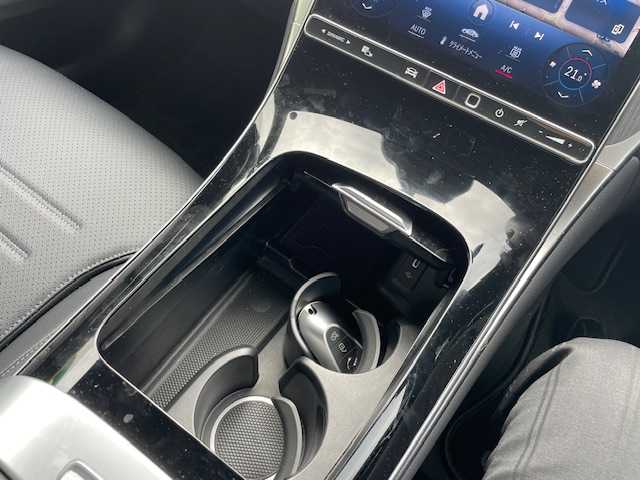 メルセデス・ベンツ Ｍ・ベンツ ＧＬＣ２２０ d 4マチック AMGライン 神奈川県 2024(令6)年 0.8万km 白 補記/・カラーコード885/・USB入力端子はタイプCのみ/アダプティブクルーズコントロール/安全機能装置/・エマージェンシーブレーキ/・レーンキープアシスト/・パーキングアシスト/・横滑り防止装置/全周囲モニター/コーナーセンサー/純正２０インチAW/純正ナビ/（AM・FM・フルセグTV・CD・SD・BT）/パワーシート/レザーシート/シートヒーター/ETC