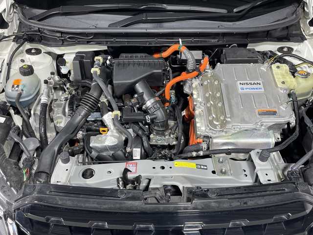 日産 キックス X 神奈川県 2020(令2)年 2.5万km ブリリアントホワイトパール/ピュアブラック 2トーン ２トーンカラーブリリアントパールホワイト【XDN】/純正9型SDナビゲーション【MM319D-L】/フルセグ　CD DVD　Bluetooth　SD　AM FM /インテリジェントアラウンドビューモニター/インテリジェントルームミラー/セーフティアシスト/プロパイロット/インテリジェントエマージェンシーブレーキ/インテリジェントLI【車線逸脱防止支援システム】/LDW車線逸脱警報/インテリジェントDA【ふらつき警報】/踏み間違い防止アシスト/ハイビームアシスト/電動パーキングブレーキ/オートブレーキホールド/革巻きステアリング/ステアリングスイッチ/アダバンスドドライブアシストディスプレイ/ブラック合皮/織物コンビシート/ビルトインETC/全席充電用USBソケット/社外前方ドライブレコーダー/プッシュスタート/スマートキー/LEDヘッドランプ/オートライト/LEDフロントフォグランプ/シルバールーフレール/純正17インチアルミホイール/