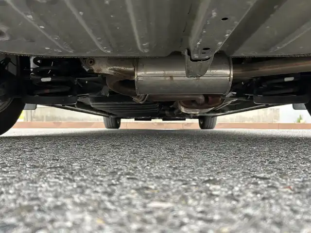 トヨタ エスクァイア Gi 滋賀県 2017(平29)年 4.2万km スパークリングブラックパールクリスタルシャイン フリップダウンモニター/両側パワースライドドア/積込冬タイヤ/純正9インチナビ【NSZT-Y66T】/（AM/FM/CD/DVD/フルセグ/Bluetooth/HDMI）/バックカメラ/前方ドライブレコーダー/ETC2.0/トヨタセーフティセンス/・踏み間違い防止アシスト	/・ブレーキアシスト/・プリクラッシュブレーキアシスト/・ヒルスタート（坂道発進）アシスト/・前方衝突防止支援システム/・VDC（ビークルダイナミクスコントロール）/・レーンキープアシスト/・ASCD（オートスピードコントロール装置）/・ABS（アンチロックブレーキシステム）/運転席・助手席シートヒーター/電動格納ミラー/アイドリングストップ/ステアリングスイッチ/オートライト/オートハイビーム/LEDヘッドライト/フロントフォグ/フルオートエアコン/USB端子/プッシュスタート/スマートキー/純正フロアマット/ドアバイザー/ECOモード