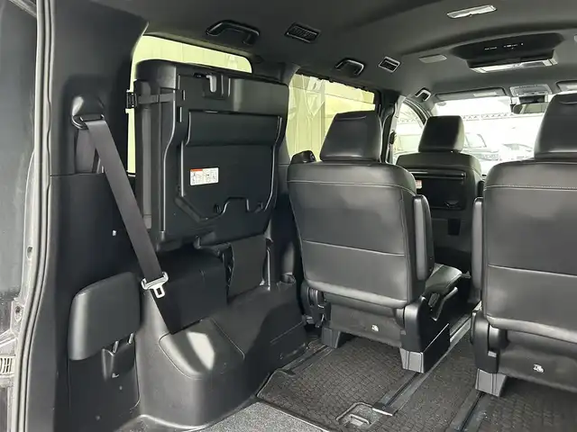 トヨタ エスクァイア Gi 滋賀県 2017(平29)年 4.2万km スパークリングブラックパールクリスタルシャイン フリップダウンモニター/両側パワースライドドア/積込冬タイヤ/純正9インチナビ【NSZT-Y66T】/（AM/FM/CD/DVD/フルセグ/Bluetooth/HDMI）/バックカメラ/前方ドライブレコーダー/ETC2.0/トヨタセーフティセンス/・踏み間違い防止アシスト	/・ブレーキアシスト/・プリクラッシュブレーキアシスト/・ヒルスタート（坂道発進）アシスト/・前方衝突防止支援システム/・VDC（ビークルダイナミクスコントロール）/・レーンキープアシスト/・ASCD（オートスピードコントロール装置）/・ABS（アンチロックブレーキシステム）/運転席・助手席シートヒーター/電動格納ミラー/アイドリングストップ/ステアリングスイッチ/オートライト/オートハイビーム/LEDヘッドライト/フロントフォグ/フルオートエアコン/USB端子/プッシュスタート/スマートキー/純正フロアマット/ドアバイザー/ECOモード