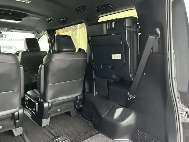 トヨタ エスクァイア Gi 滋賀県 2017(平29)年 4.2万km スパークリングブラックパールクリスタルシャイン フリップダウンモニター/両側パワースライドドア/積込冬タイヤ/純正9インチナビ【NSZT-Y66T】/（AM/FM/CD/DVD/フルセグ/Bluetooth/HDMI）/バックカメラ/前方ドライブレコーダー/ETC2.0/トヨタセーフティセンス/・踏み間違い防止アシスト	/・ブレーキアシスト/・プリクラッシュブレーキアシスト/・ヒルスタート（坂道発進）アシスト/・前方衝突防止支援システム/・VDC（ビークルダイナミクスコントロール）/・レーンキープアシスト/・ASCD（オートスピードコントロール装置）/・ABS（アンチロックブレーキシステム）/運転席・助手席シートヒーター/電動格納ミラー/アイドリングストップ/ステアリングスイッチ/オートライト/オートハイビーム/LEDヘッドライト/フロントフォグ/フルオートエアコン/USB端子/プッシュスタート/スマートキー/純正フロアマット/ドアバイザー/ECOモード