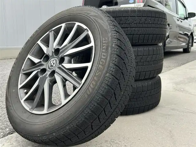 トヨタ エスクァイア Gi 滋賀県 2017(平29)年 4.2万km スパークリングブラックパールクリスタルシャイン フリップダウンモニター/両側パワースライドドア/積込冬タイヤ/純正9インチナビ【NSZT-Y66T】/（AM/FM/CD/DVD/フルセグ/Bluetooth/HDMI）/バックカメラ/前方ドライブレコーダー/ETC2.0/トヨタセーフティセンス/・踏み間違い防止アシスト	/・ブレーキアシスト/・プリクラッシュブレーキアシスト/・ヒルスタート（坂道発進）アシスト/・前方衝突防止支援システム/・VDC（ビークルダイナミクスコントロール）/・レーンキープアシスト/・ASCD（オートスピードコントロール装置）/・ABS（アンチロックブレーキシステム）/運転席・助手席シートヒーター/電動格納ミラー/アイドリングストップ/ステアリングスイッチ/オートライト/オートハイビーム/LEDヘッドライト/フロントフォグ/フルオートエアコン/USB端子/プッシュスタート/スマートキー/純正フロアマット/ドアバイザー/ECOモード