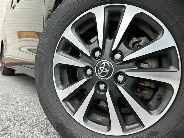 トヨタ エスクァイア Gi 滋賀県 2017(平29)年 4.2万km スパークリングブラックパールクリスタルシャイン フリップダウンモニター/両側パワースライドドア/積込冬タイヤ/純正9インチナビ【NSZT-Y66T】/（AM/FM/CD/DVD/フルセグ/Bluetooth/HDMI）/バックカメラ/前方ドライブレコーダー/ETC2.0/トヨタセーフティセンス/・踏み間違い防止アシスト	/・ブレーキアシスト/・プリクラッシュブレーキアシスト/・ヒルスタート（坂道発進）アシスト/・前方衝突防止支援システム/・VDC（ビークルダイナミクスコントロール）/・レーンキープアシスト/・ASCD（オートスピードコントロール装置）/・ABS（アンチロックブレーキシステム）/運転席・助手席シートヒーター/電動格納ミラー/アイドリングストップ/ステアリングスイッチ/オートライト/オートハイビーム/LEDヘッドライト/フロントフォグ/フルオートエアコン/USB端子/プッシュスタート/スマートキー/純正フロアマット/ドアバイザー/ECOモード