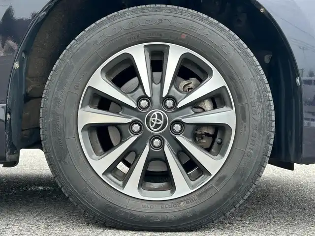 トヨタ エスクァイア Gi 滋賀県 2017(平29)年 4.2万km スパークリングブラックパールクリスタルシャイン フリップダウンモニター/両側パワースライドドア/積込冬タイヤ/純正9インチナビ【NSZT-Y66T】/（AM/FM/CD/DVD/フルセグ/Bluetooth/HDMI）/バックカメラ/前方ドライブレコーダー/ETC2.0/トヨタセーフティセンス/・踏み間違い防止アシスト	/・ブレーキアシスト/・プリクラッシュブレーキアシスト/・ヒルスタート（坂道発進）アシスト/・前方衝突防止支援システム/・VDC（ビークルダイナミクスコントロール）/・レーンキープアシスト/・ASCD（オートスピードコントロール装置）/・ABS（アンチロックブレーキシステム）/運転席・助手席シートヒーター/電動格納ミラー/アイドリングストップ/ステアリングスイッチ/オートライト/オートハイビーム/LEDヘッドライト/フロントフォグ/フルオートエアコン/USB端子/プッシュスタート/スマートキー/純正フロアマット/ドアバイザー/ECOモード