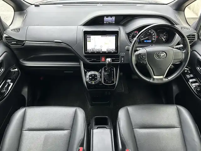 トヨタ エスクァイア Gi 滋賀県 2017(平29)年 4.2万km スパークリングブラックパールクリスタルシャイン フリップダウンモニター/両側パワースライドドア/積込冬タイヤ/純正9インチナビ【NSZT-Y66T】/（AM/FM/CD/DVD/フルセグ/Bluetooth/HDMI）/バックカメラ/前方ドライブレコーダー/ETC2.0/トヨタセーフティセンス/・踏み間違い防止アシスト	/・ブレーキアシスト/・プリクラッシュブレーキアシスト/・ヒルスタート（坂道発進）アシスト/・前方衝突防止支援システム/・VDC（ビークルダイナミクスコントロール）/・レーンキープアシスト/・ASCD（オートスピードコントロール装置）/・ABS（アンチロックブレーキシステム）/運転席・助手席シートヒーター/電動格納ミラー/アイドリングストップ/ステアリングスイッチ/オートライト/オートハイビーム/LEDヘッドライト/フロントフォグ/フルオートエアコン/USB端子/プッシュスタート/スマートキー/純正フロアマット/ドアバイザー/ECOモード