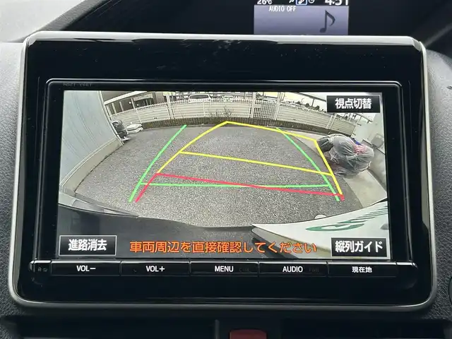 トヨタ エスクァイア Gi 滋賀県 2017(平29)年 4.2万km スパークリングブラックパールクリスタルシャイン フリップダウンモニター/両側パワースライドドア/積込冬タイヤ/純正9インチナビ【NSZT-Y66T】/（AM/FM/CD/DVD/フルセグ/Bluetooth/HDMI）/バックカメラ/前方ドライブレコーダー/ETC2.0/トヨタセーフティセンス/・踏み間違い防止アシスト	/・ブレーキアシスト/・プリクラッシュブレーキアシスト/・ヒルスタート（坂道発進）アシスト/・前方衝突防止支援システム/・VDC（ビークルダイナミクスコントロール）/・レーンキープアシスト/・ASCD（オートスピードコントロール装置）/・ABS（アンチロックブレーキシステム）/運転席・助手席シートヒーター/電動格納ミラー/アイドリングストップ/ステアリングスイッチ/オートライト/オートハイビーム/LEDヘッドライト/フロントフォグ/フルオートエアコン/USB端子/プッシュスタート/スマートキー/純正フロアマット/ドアバイザー/ECOモード
