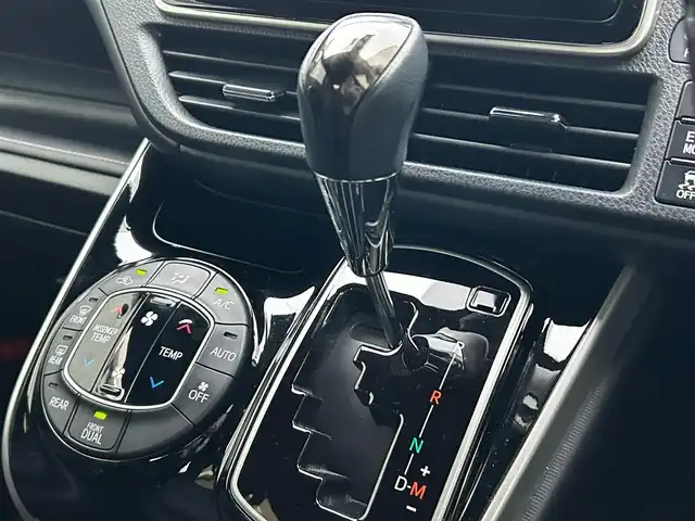 トヨタ エスクァイア Gi 滋賀県 2017(平29)年 4.2万km スパークリングブラックパールクリスタルシャイン フリップダウンモニター/両側パワースライドドア/積込冬タイヤ/純正9インチナビ【NSZT-Y66T】/（AM/FM/CD/DVD/フルセグ/Bluetooth/HDMI）/バックカメラ/前方ドライブレコーダー/ETC2.0/トヨタセーフティセンス/・踏み間違い防止アシスト	/・ブレーキアシスト/・プリクラッシュブレーキアシスト/・ヒルスタート（坂道発進）アシスト/・前方衝突防止支援システム/・VDC（ビークルダイナミクスコントロール）/・レーンキープアシスト/・ASCD（オートスピードコントロール装置）/・ABS（アンチロックブレーキシステム）/運転席・助手席シートヒーター/電動格納ミラー/アイドリングストップ/ステアリングスイッチ/オートライト/オートハイビーム/LEDヘッドライト/フロントフォグ/フルオートエアコン/USB端子/プッシュスタート/スマートキー/純正フロアマット/ドアバイザー/ECOモード