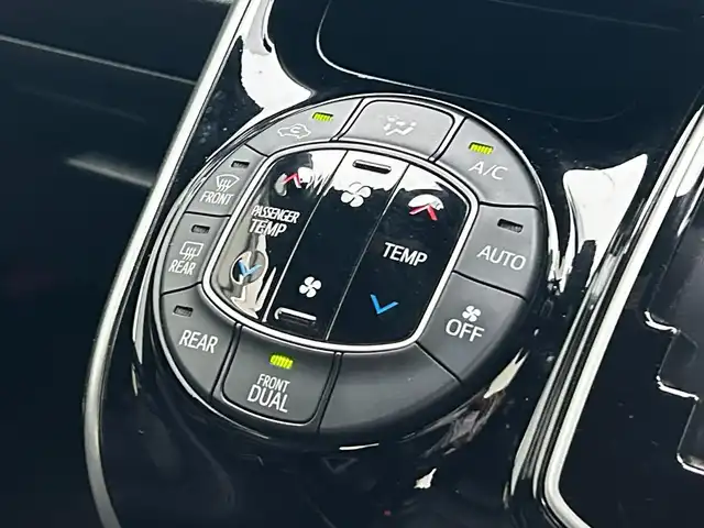 トヨタ エスクァイア Gi 滋賀県 2017(平29)年 4.2万km スパークリングブラックパールクリスタルシャイン フリップダウンモニター/両側パワースライドドア/積込冬タイヤ/純正9インチナビ【NSZT-Y66T】/（AM/FM/CD/DVD/フルセグ/Bluetooth/HDMI）/バックカメラ/前方ドライブレコーダー/ETC2.0/トヨタセーフティセンス/・踏み間違い防止アシスト	/・ブレーキアシスト/・プリクラッシュブレーキアシスト/・ヒルスタート（坂道発進）アシスト/・前方衝突防止支援システム/・VDC（ビークルダイナミクスコントロール）/・レーンキープアシスト/・ASCD（オートスピードコントロール装置）/・ABS（アンチロックブレーキシステム）/運転席・助手席シートヒーター/電動格納ミラー/アイドリングストップ/ステアリングスイッチ/オートライト/オートハイビーム/LEDヘッドライト/フロントフォグ/フルオートエアコン/USB端子/プッシュスタート/スマートキー/純正フロアマット/ドアバイザー/ECOモード