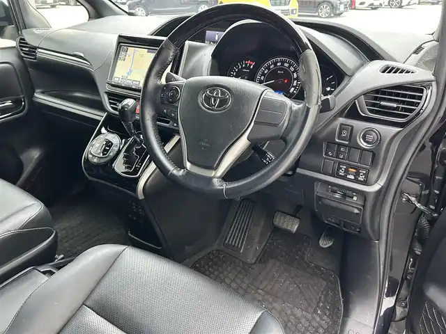 トヨタ エスクァイア Gi 滋賀県 2017(平29)年 4.2万km スパークリングブラックパールクリスタルシャイン フリップダウンモニター/両側パワースライドドア/積込冬タイヤ/純正9インチナビ【NSZT-Y66T】/（AM/FM/CD/DVD/フルセグ/Bluetooth/HDMI）/バックカメラ/前方ドライブレコーダー/ETC2.0/トヨタセーフティセンス/・踏み間違い防止アシスト	/・ブレーキアシスト/・プリクラッシュブレーキアシスト/・ヒルスタート（坂道発進）アシスト/・前方衝突防止支援システム/・VDC（ビークルダイナミクスコントロール）/・レーンキープアシスト/・ASCD（オートスピードコントロール装置）/・ABS（アンチロックブレーキシステム）/運転席・助手席シートヒーター/電動格納ミラー/アイドリングストップ/ステアリングスイッチ/オートライト/オートハイビーム/LEDヘッドライト/フロントフォグ/フルオートエアコン/USB端子/プッシュスタート/スマートキー/純正フロアマット/ドアバイザー/ECOモード