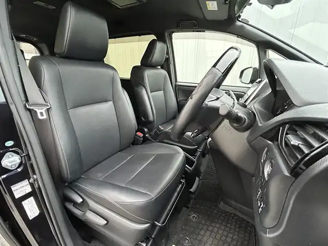 トヨタ エスクァイア Gi 滋賀県 2017(平29)年 4.2万km スパークリングブラックパールクリスタルシャイン フリップダウンモニター/両側パワースライドドア/積込冬タイヤ/純正9インチナビ【NSZT-Y66T】/（AM/FM/CD/DVD/フルセグ/Bluetooth/HDMI）/バックカメラ/前方ドライブレコーダー/ETC2.0/トヨタセーフティセンス/・踏み間違い防止アシスト	/・ブレーキアシスト/・プリクラッシュブレーキアシスト/・ヒルスタート（坂道発進）アシスト/・前方衝突防止支援システム/・VDC（ビークルダイナミクスコントロール）/・レーンキープアシスト/・ASCD（オートスピードコントロール装置）/・ABS（アンチロックブレーキシステム）/運転席・助手席シートヒーター/電動格納ミラー/アイドリングストップ/ステアリングスイッチ/オートライト/オートハイビーム/LEDヘッドライト/フロントフォグ/フルオートエアコン/USB端子/プッシュスタート/スマートキー/純正フロアマット/ドアバイザー/ECOモード