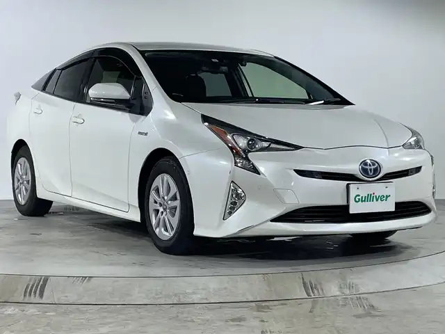 トヨタ プリウス Sセーフティプラス 福岡県 2017(平29)年 5.6万km ホワイトパールクリスタルシャイン 純正9型ナビ（CDDVD/USB/iPod/AMFM/フルセグ）/バックカメラ/ビルトインETC/純正フロアマット/TSS（PCS/LKA/ACC/踏み間違い防止システム/先行車アラート/AHB）/HVD/自動駐車システム