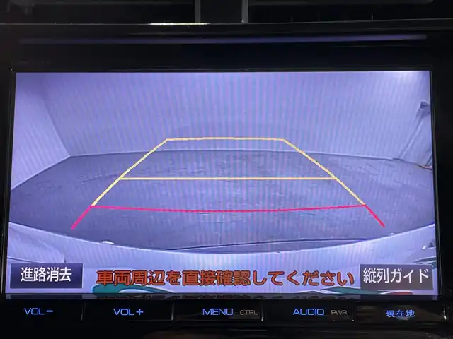 トヨタ プリウス Sセーフティプラス 福岡県 2017(平29)年 5.6万km ホワイトパールクリスタルシャイン 純正9型ナビ（CDDVD/USB/iPod/AMFM/フルセグ）/バックカメラ/ビルトインETC/純正フロアマット/TSS（PCS/LKA/ACC/踏み間違い防止システム/先行車アラート/AHB）/HVD/自動駐車システム