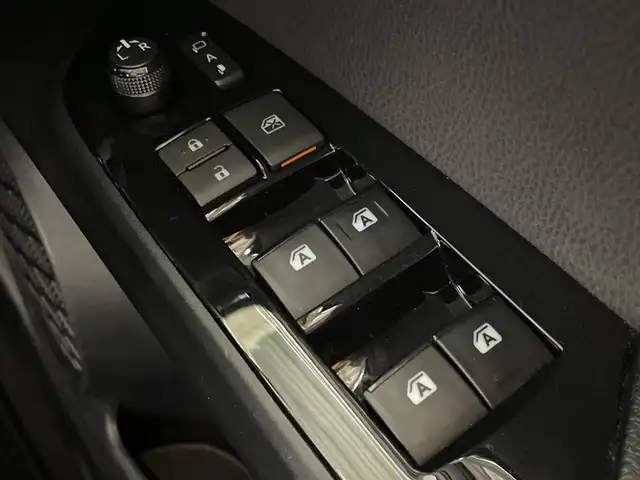 トヨタ プリウス Sセーフティプラス 福岡県 2017(平29)年 5.6万km ホワイトパールクリスタルシャイン 純正9型ナビ（CDDVD/USB/iPod/AMFM/フルセグ）/バックカメラ/ビルトインETC/純正フロアマット/TSS（PCS/LKA/ACC/踏み間違い防止システム/先行車アラート/AHB）/HVD/自動駐車システム