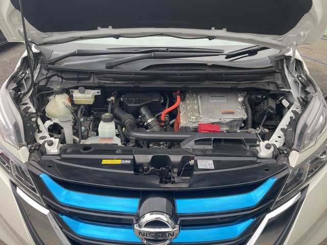 日産 セレナ e－パワー ハイウェイスター V 神奈川県 2019(平31)年 2.2万km ブリリアントホワイトパール 純正9インチナビ(DVD/CD/AM/FM/BT/SD)/アラウンドビューモニター/エマージェンシーブレーキ/プロパイロット/レーダークルーズコントロール/レーンキープアシスト/クリアランスソナー/ステアリングヒーター/インテリジェントルームミラー/電動パーキングブレーキ/純正前方ドライブレコーダー/両側パワースライドドア/ハンズフリースライドドア/ビルトインETC/LEDヘッドライト/フォグランプ/スマートキー　2本/純正フロアマット/純正ドアバイザー/保証書/取扱説明書