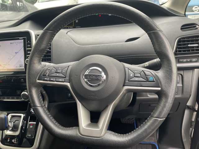 日産 セレナ e－パワー ハイウェイスター V 神奈川県 2019(平31)年 2.2万km ブリリアントホワイトパール 純正9インチナビ(DVD/CD/AM/FM/BT/SD)/アラウンドビューモニター/エマージェンシーブレーキ/プロパイロット/レーダークルーズコントロール/レーンキープアシスト/クリアランスソナー/ステアリングヒーター/インテリジェントルームミラー/電動パーキングブレーキ/純正前方ドライブレコーダー/両側パワースライドドア/ハンズフリースライドドア/ビルトインETC/LEDヘッドライト/フォグランプ/スマートキー　2本/純正フロアマット/純正ドアバイザー/保証書/取扱説明書