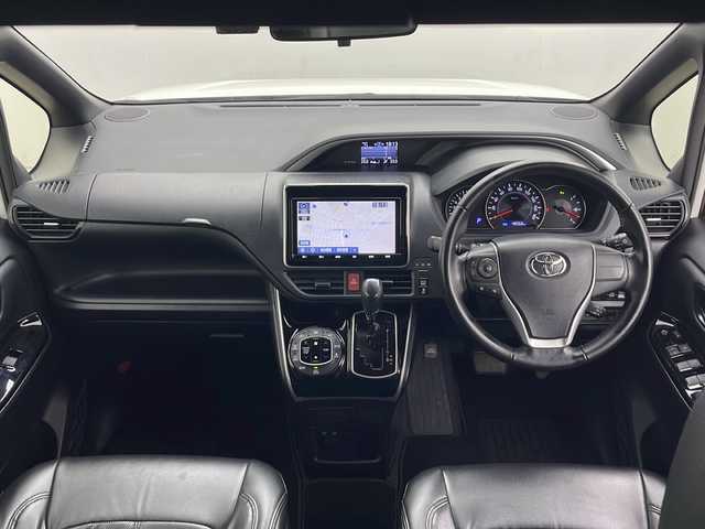 トヨタ ヴォクシー ZS 煌Ⅲ 秋田県 2021(令3)年 4.8万km ホワイトパールクリスタルシャイン 4WD/純正SDナビ　/両側パワースライドドア　/フリップダウンモニター　/フルセグTV/AM/FM/CD/バックカメラ　/衝突被害軽減ブレーキ　/クルーズコントロール　/レーンキープアシスト　/横滑り防止装置/前後コーナーセンサー/アイドリングストップ/ビルトインETC　/前後ドライブレコーダー　/LEDヘッドライト/オートマチックハイビーム/LEDフォグランプ/サイドバイザー/革巻きステアリング/純正アルミホイール/リアサンシェード