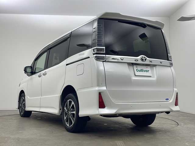 トヨタ ヴォクシー ZS 煌Ⅲ 秋田県 2021(令3)年 4.8万km ホワイトパールクリスタルシャイン 4WD/純正SDナビ　/両側パワースライドドア　/フリップダウンモニター　/フルセグTV/AM/FM/CD/バックカメラ　/衝突被害軽減ブレーキ　/クルーズコントロール　/レーンキープアシスト　/横滑り防止装置/前後コーナーセンサー/アイドリングストップ/ビルトインETC　/前後ドライブレコーダー　/LEDヘッドライト/オートマチックハイビーム/LEDフォグランプ/サイドバイザー/革巻きステアリング/純正アルミホイール/リアサンシェード