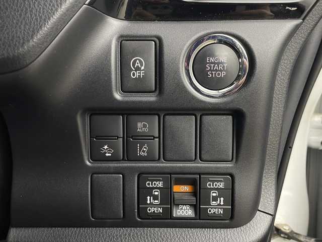 トヨタ ヴォクシー ZS 煌Ⅲ 秋田県 2021(令3)年 4.8万km ホワイトパールクリスタルシャイン 4WD/純正SDナビ　/両側パワースライドドア　/フリップダウンモニター　/フルセグTV/AM/FM/CD/バックカメラ　/衝突被害軽減ブレーキ　/クルーズコントロール　/レーンキープアシスト　/横滑り防止装置/前後コーナーセンサー/アイドリングストップ/ビルトインETC　/前後ドライブレコーダー　/LEDヘッドライト/オートマチックハイビーム/LEDフォグランプ/サイドバイザー/革巻きステアリング/純正アルミホイール/リアサンシェード