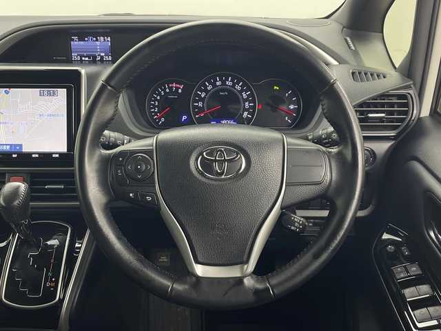 トヨタ ヴォクシー ZS 煌Ⅲ 秋田県 2021(令3)年 4.8万km ホワイトパールクリスタルシャイン 4WD/純正SDナビ　/両側パワースライドドア　/フリップダウンモニター　/フルセグTV/AM/FM/CD/バックカメラ　/衝突被害軽減ブレーキ　/クルーズコントロール　/レーンキープアシスト　/横滑り防止装置/前後コーナーセンサー/アイドリングストップ/ビルトインETC　/前後ドライブレコーダー　/LEDヘッドライト/オートマチックハイビーム/LEDフォグランプ/サイドバイザー/革巻きステアリング/純正アルミホイール/リアサンシェード