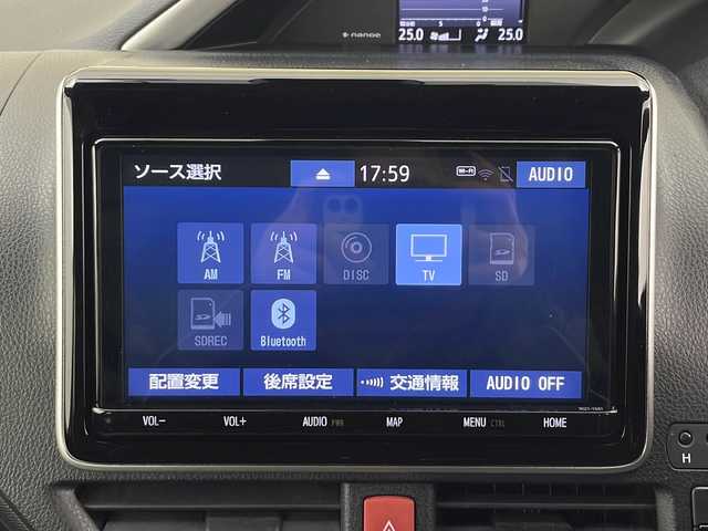 トヨタ ヴォクシー ZS 煌Ⅲ 秋田県 2021(令3)年 4.8万km ホワイトパールクリスタルシャイン 4WD/純正SDナビ　/両側パワースライドドア　/フリップダウンモニター　/フルセグTV/AM/FM/CD/バックカメラ　/衝突被害軽減ブレーキ　/クルーズコントロール　/レーンキープアシスト　/横滑り防止装置/前後コーナーセンサー/アイドリングストップ/ビルトインETC　/前後ドライブレコーダー　/LEDヘッドライト/オートマチックハイビーム/LEDフォグランプ/サイドバイザー/革巻きステアリング/純正アルミホイール/リアサンシェード