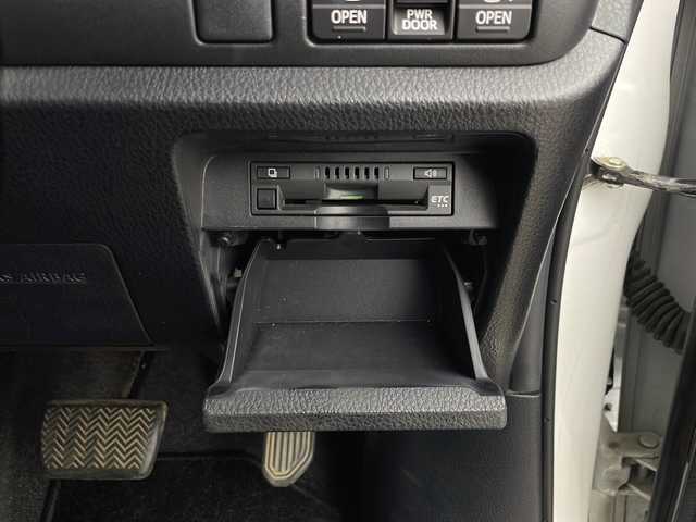 トヨタ ヴォクシー ZS 煌Ⅲ 秋田県 2021(令3)年 4.8万km ホワイトパールクリスタルシャイン 4WD/純正SDナビ　/両側パワースライドドア　/フリップダウンモニター　/フルセグTV/AM/FM/CD/バックカメラ　/衝突被害軽減ブレーキ　/クルーズコントロール　/レーンキープアシスト　/横滑り防止装置/前後コーナーセンサー/アイドリングストップ/ビルトインETC　/前後ドライブレコーダー　/LEDヘッドライト/オートマチックハイビーム/LEDフォグランプ/サイドバイザー/革巻きステアリング/純正アルミホイール/リアサンシェード