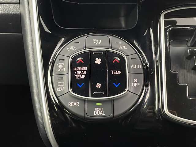 トヨタ ヴォクシー ZS 煌Ⅲ 秋田県 2021(令3)年 4.8万km ホワイトパールクリスタルシャイン 4WD/純正SDナビ　/両側パワースライドドア　/フリップダウンモニター　/フルセグTV/AM/FM/CD/バックカメラ　/衝突被害軽減ブレーキ　/クルーズコントロール　/レーンキープアシスト　/横滑り防止装置/前後コーナーセンサー/アイドリングストップ/ビルトインETC　/前後ドライブレコーダー　/LEDヘッドライト/オートマチックハイビーム/LEDフォグランプ/サイドバイザー/革巻きステアリング/純正アルミホイール/リアサンシェード