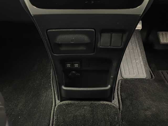 トヨタ ヴォクシー ZS 煌Ⅲ 秋田県 2021(令3)年 4.8万km ホワイトパールクリスタルシャイン 4WD/純正SDナビ　/両側パワースライドドア　/フリップダウンモニター　/フルセグTV/AM/FM/CD/バックカメラ　/衝突被害軽減ブレーキ　/クルーズコントロール　/レーンキープアシスト　/横滑り防止装置/前後コーナーセンサー/アイドリングストップ/ビルトインETC　/前後ドライブレコーダー　/LEDヘッドライト/オートマチックハイビーム/LEDフォグランプ/サイドバイザー/革巻きステアリング/純正アルミホイール/リアサンシェード