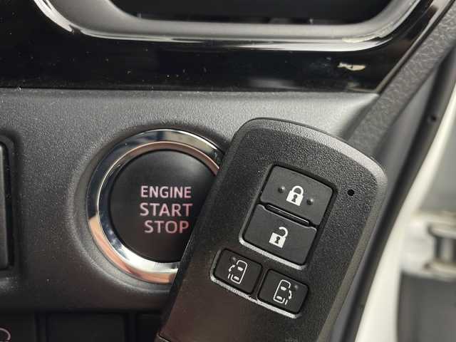 トヨタ ヴォクシー ZS 煌Ⅲ 秋田県 2021(令3)年 4.8万km ホワイトパールクリスタルシャイン 4WD/純正SDナビ　/両側パワースライドドア　/フリップダウンモニター　/フルセグTV/AM/FM/CD/バックカメラ　/衝突被害軽減ブレーキ　/クルーズコントロール　/レーンキープアシスト　/横滑り防止装置/前後コーナーセンサー/アイドリングストップ/ビルトインETC　/前後ドライブレコーダー　/LEDヘッドライト/オートマチックハイビーム/LEDフォグランプ/サイドバイザー/革巻きステアリング/純正アルミホイール/リアサンシェード