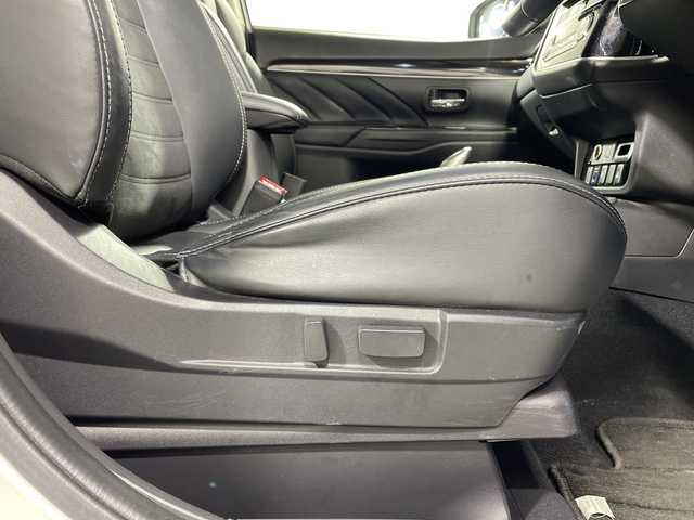 三菱 アウトランダー ＰＨＥＶ G Limited Edition 神奈川県 2019(平31)年 4.4万km シルキーホワイト 4WD/社外9インチcarrozzeriaナビ【AVIC-RF720】/Bluetooth・TV・USB・AM・FM・HDMI/バックカメラ/eアシスト/アダプティブクルーズコントロール/ETC2.0/前後ドライブレコーダー/フロアマット/ステアリングスイッチ/デジタルインナーミラー/電動パーキングブレーキ/ブレーキオートホールド/プッシュスタート/スマートキー/取扱説明書/保証書/ステアリングヒーター/AC1500W/LEDヘッドライト/オートマチックハイビーム/純正18インチアルミホイール/ドアバイザー/衝突被害軽減ブレーキ/車線逸脱警報