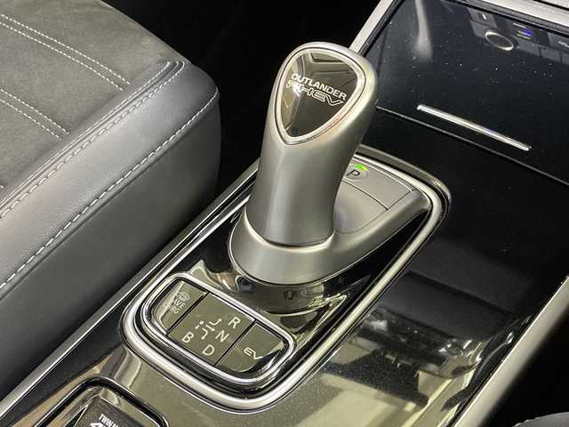 三菱 アウトランダー ＰＨＥＶ G Limited Edition 神奈川県 2019(平31)年 4.4万km シルキーホワイト 4WD/社外9インチcarrozzeriaナビ【AVIC-RF720】/Bluetooth・TV・USB・AM・FM・HDMI/バックカメラ/eアシスト/アダプティブクルーズコントロール/ETC2.0/前後ドライブレコーダー/フロアマット/ステアリングスイッチ/デジタルインナーミラー/電動パーキングブレーキ/ブレーキオートホールド/プッシュスタート/スマートキー/取扱説明書/保証書/ステアリングヒーター/AC1500W/LEDヘッドライト/オートマチックハイビーム/純正18インチアルミホイール/ドアバイザー/衝突被害軽減ブレーキ/車線逸脱警報