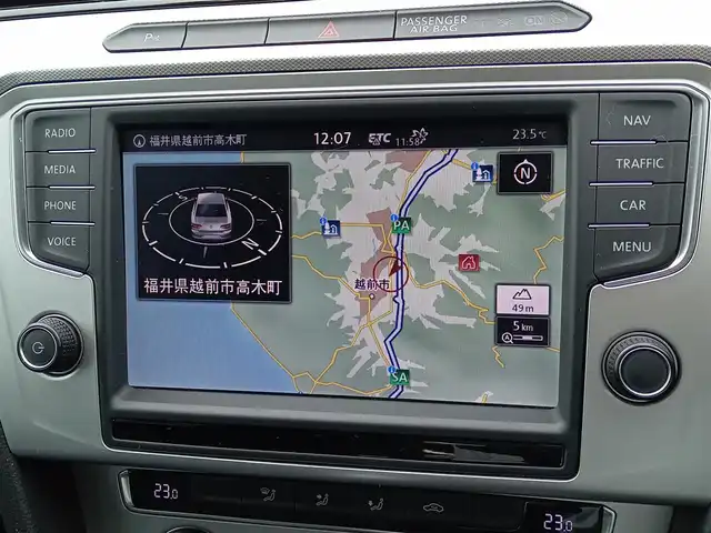 フォルクスワーゲン パサート TSI コンフォートライン 福井県 2015(平27)年 8.2万km ディープブラックパールエフェクト 衝突被害軽減システム/レーダークルーズコントロール/純正ナビ/・（CD/DVD/Bluetooth）/バックカメラ/ビルトインETC/パドルシフト/オートブレーキホールド/D席パワーシート/スタッドレスタイヤ積込/純正17インチAW/スマートキー