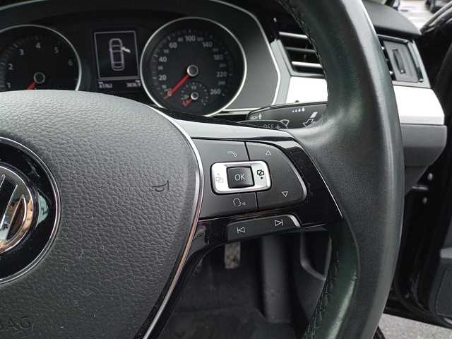 フォルクスワーゲン パサート TSI コンフォートライン 福井県 2015(平27)年 8.2万km ディープブラックパールエフェクト 衝突被害軽減システム/レーダークルーズコントロール/純正ナビ/・（CD/DVD/Bluetooth）/バックカメラ/ビルトインETC/パドルシフト/オートブレーキホールド/D席パワーシート/スタッドレスタイヤ積込/純正17インチAW/スマートキー